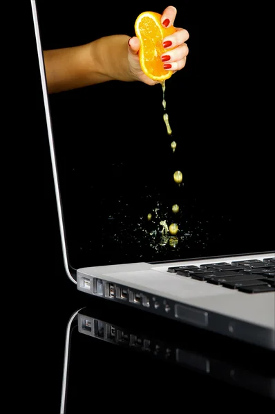 Orange laptop — Stockfoto