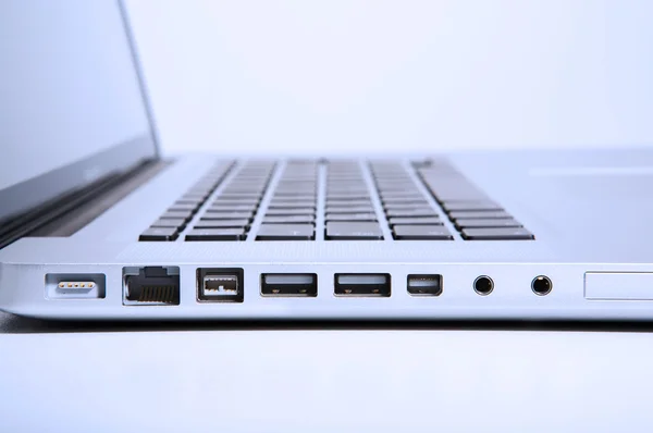 Port av ny laptop. — Stockfoto