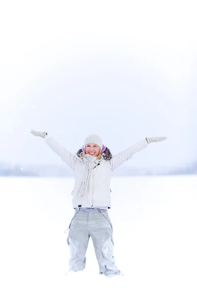 快乐的年轻女人在雪中 — 图库照片