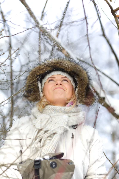 Mulher na floresta nevada — Fotografia de Stock