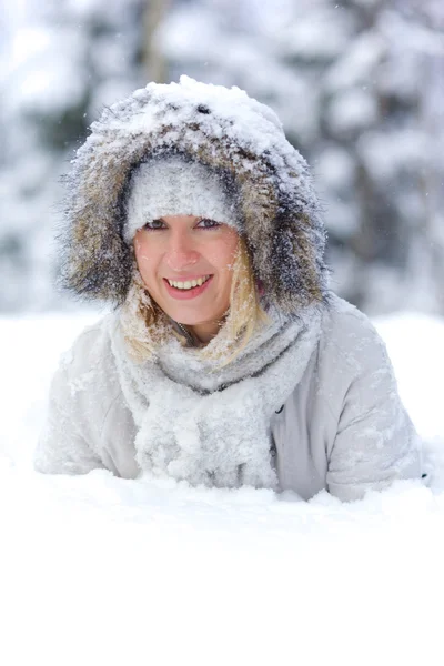 Hezká mladá žena ve sněhu — Stock fotografie