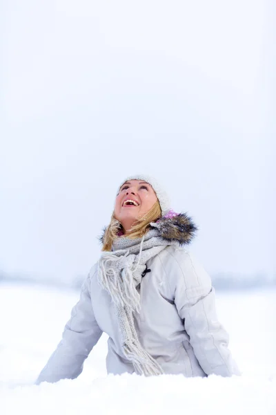 雪の中で幸せな若い女 — ストック写真