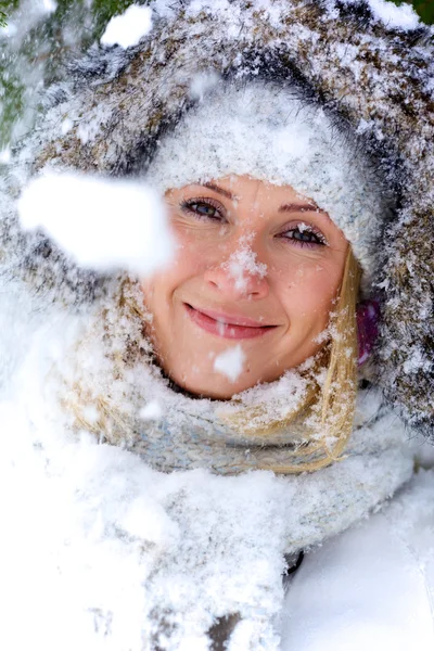 Sarışın güzel kış portresi — Stok fotoğraf