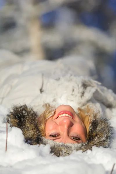 Mujer feliz nieve —  Fotos de Stock
