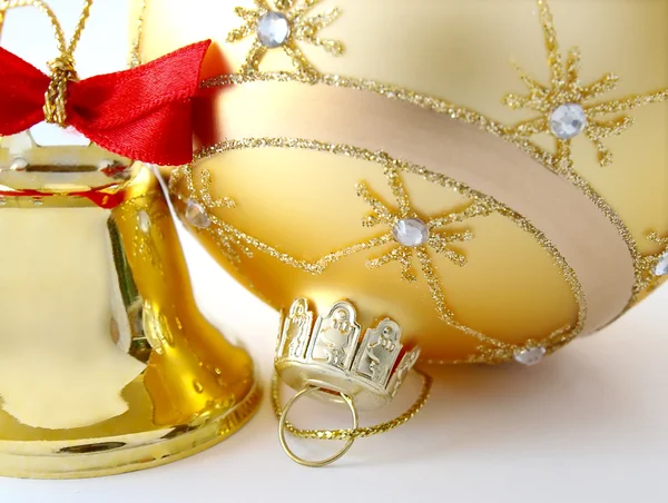 Goldene Kugel und Glocke. — Stockfoto