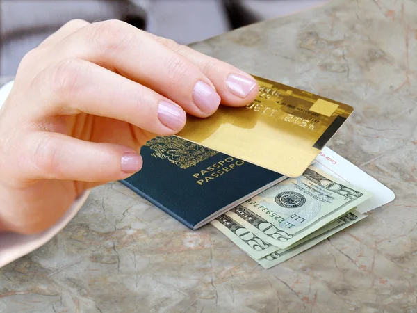 Женская рука с кредитной картой — стоковое фото