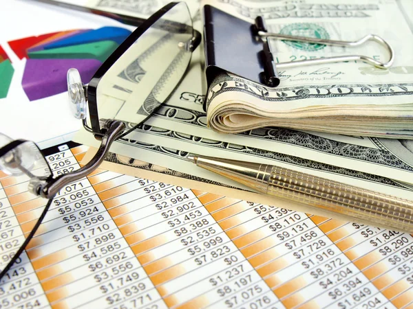Räkningar på bordet med finansiella uppgifter — Stockfoto