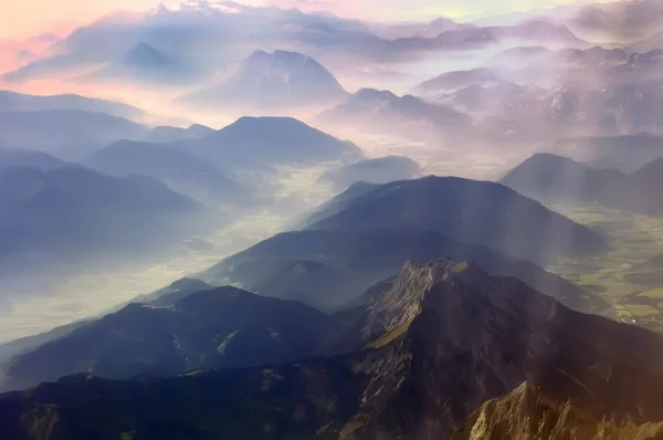 Panoramisch uitzicht op de Zwitserse bergen bedekt — Stockfoto