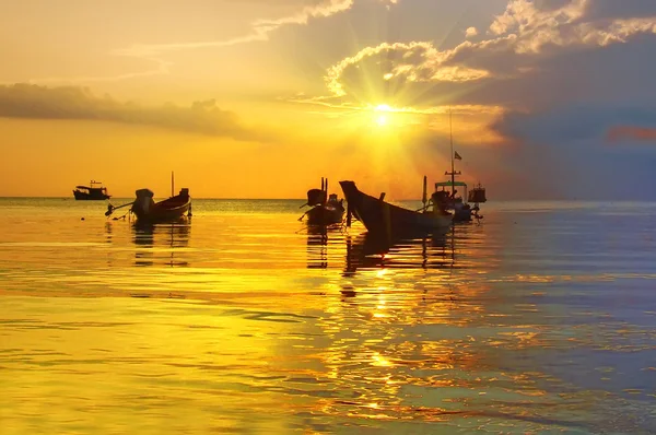 Golden sunset och longtail båtar på tropical beach. Tao island, — Stockfoto