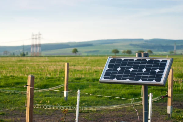 Energia słoneczna panel z ogrodzenia elektryczne — Zdjęcie stockowe