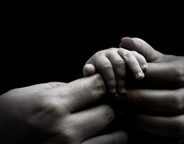 Mão de bebê segurando as mãos da mãe — Fotografia de Stock