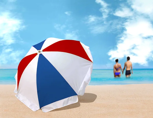 Paraply på stranda – stockfoto