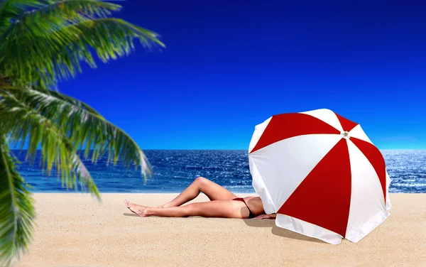 Woman sunbathing on the beach — Stock Photo, Image