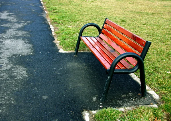 Prázdné Parková lavička — Stock fotografie