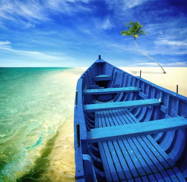 Modrá loď na pláži — Stock fotografie