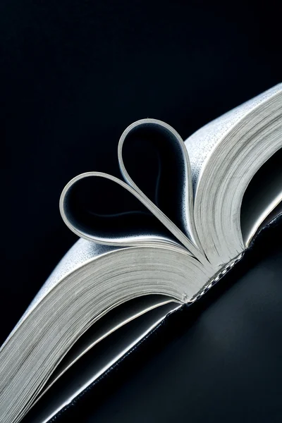 Heart shaped pages — Stock Photo, Image
