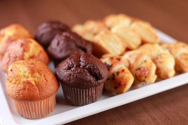 Cupcakes und Croissants — Stockfoto