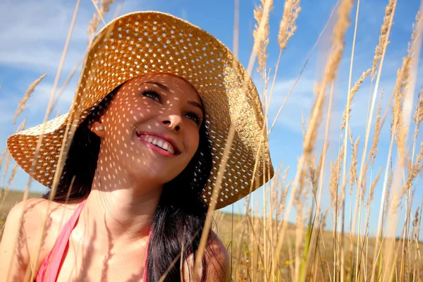 Ung kvinne med solhatt – stockfoto