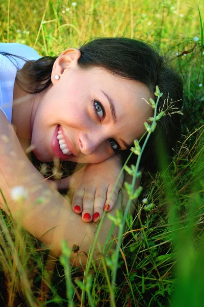 Young woman relaxing in the park — Stock Photo, Image