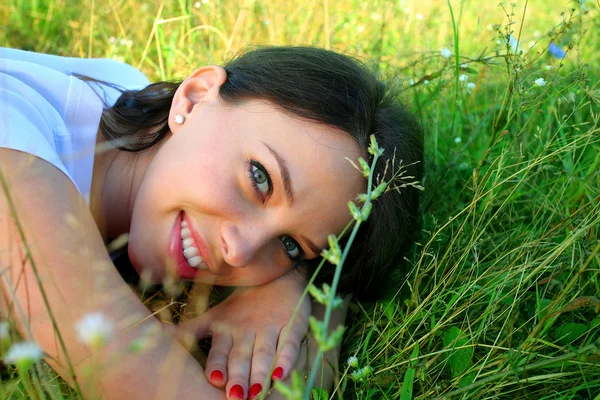 Young woman relaxing in the park — Stock Photo, Image