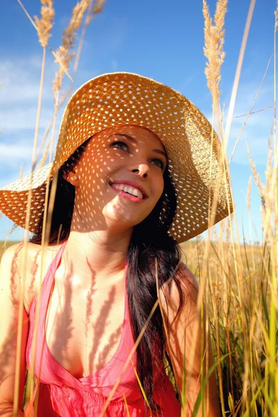 Ung kvinne med solhatt – stockfoto