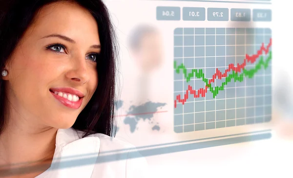 Ung kvinna som tittar på ett börskursdiagram — Stockfoto