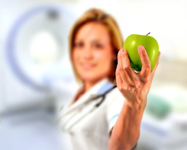 Arzt hält einen Apfel in der Hand — Stockfoto