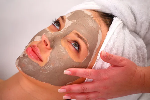 Masque d'argile spa sur le visage d'une femme — Photo