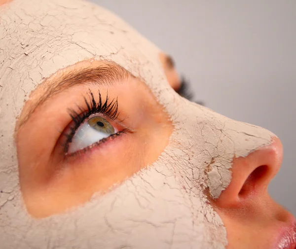 Спа глиняна маска на обличчі жінки — стокове фото