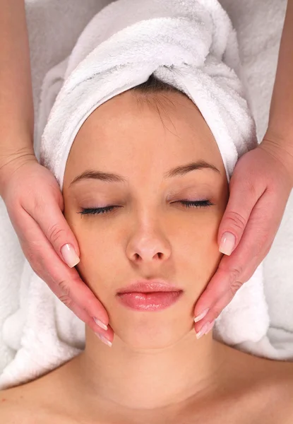 Красива жінка отримує масаж обличчя — стокове фото