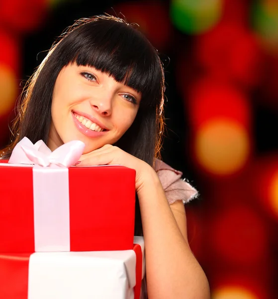 Retrato de una mujer sonriente sosteniendo cajas de regalo —  Fotos de Stock