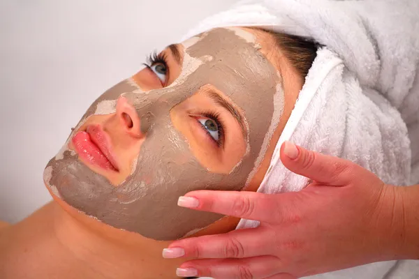 Máscara de barro de spa no rosto de uma mulher Imagens De Bancos De Imagens Sem Royalties
