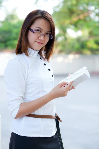 Woman carry book. — Stock Photo, Image