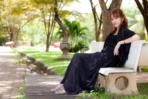 Mujer sentada en el jardín . —  Fotos de Stock