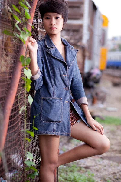 Mode porträtt asiatisk tjej — Stockfoto