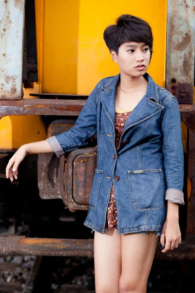 Модный портрет азиатки — стоковое фото