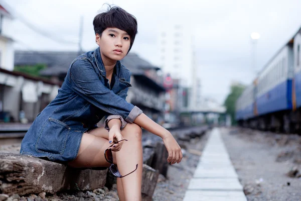 Mode porträtt asiatisk tjej — Stockfoto