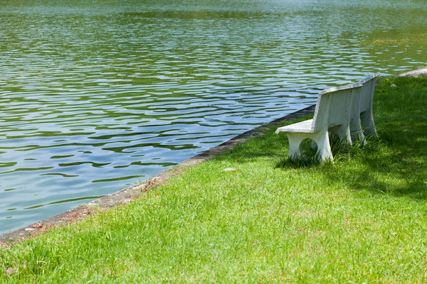 Lavička na trávníku. — Stock fotografie