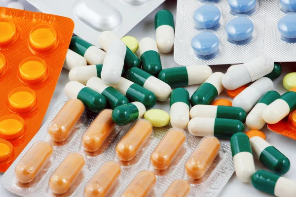 Pillen van vele vormen en kleuren gegroepeerd — Stockfoto