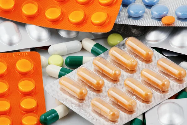 Tabletták sokféle formák és színek csoportosítva együtt — Stock Fotó