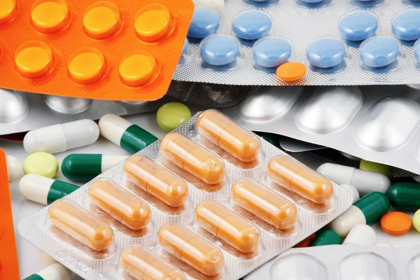 Tabletki o wielu kształtach i kolorach zgrupowane razem — Zdjęcie stockowe