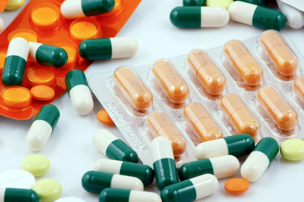 Pillole di molte forme e colori raggruppati insieme — Foto Stock