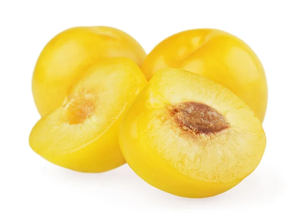 Prunes jaunes avec moitiés sur blanc — Photo