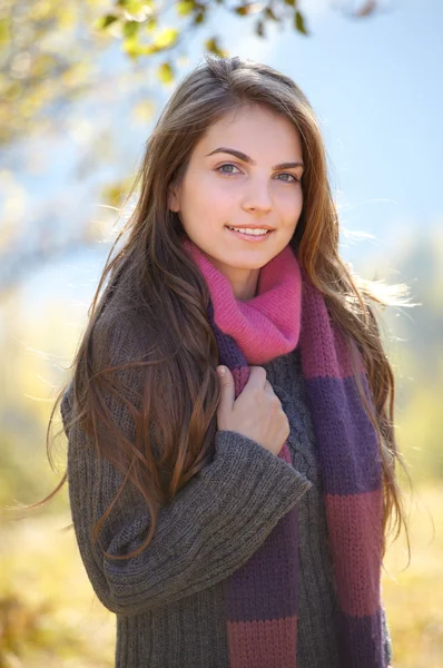 Young woman outdoor — Stock Photo, Image