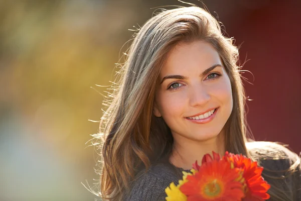 Mujer joven con flores —  Fotos de Stock