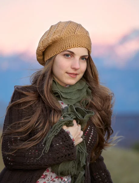 Ung kvinna porträtt utomhus — Stockfoto