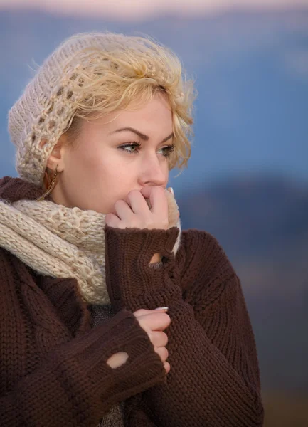 Frau bei Sonnenuntergang im Herbst — Stockfoto