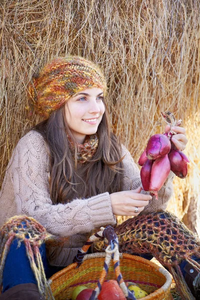 Νεαρή γυναίκα με κόκκινα κρεμμύδια — Φωτογραφία Αρχείου