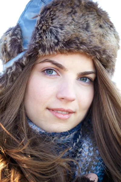Junges Frauenporträt im Winter — Stockfoto