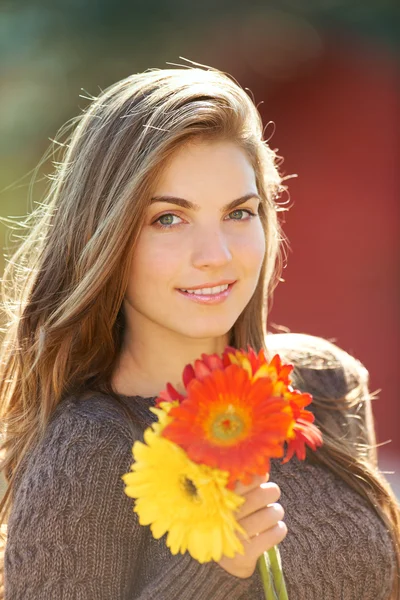 Jonge vrouw met bloemen — Stockfoto